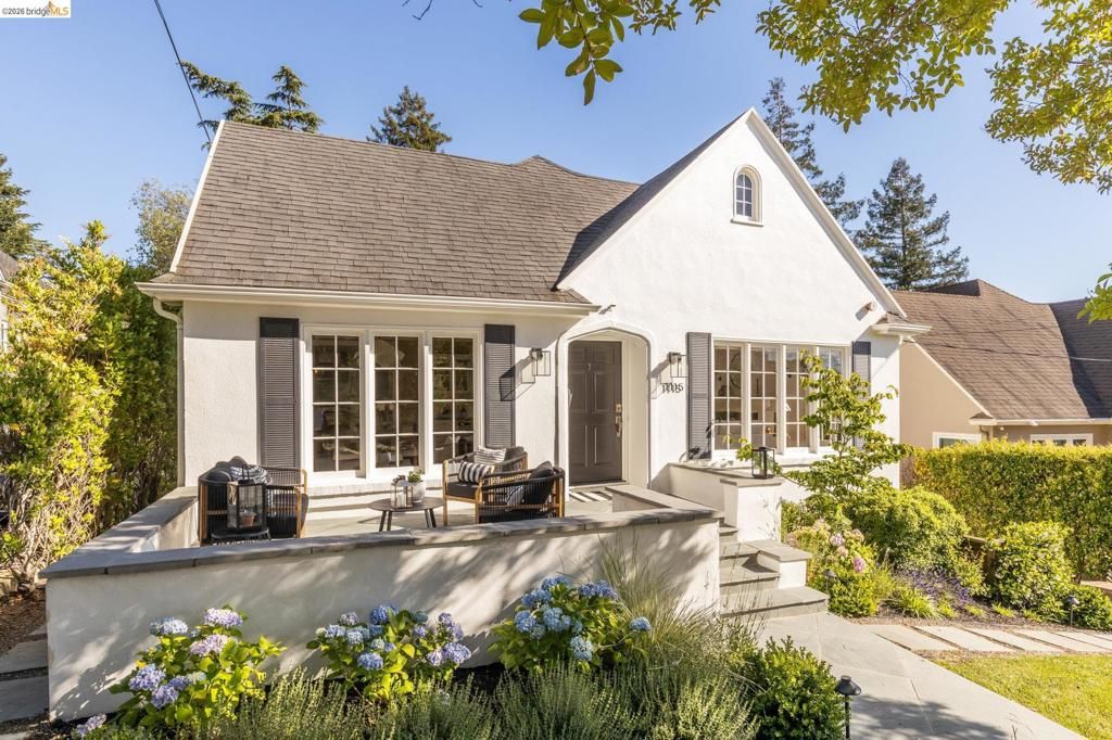 Image 4 of property listing at 1115 Clarendon Cres, Oakland, CA 94610