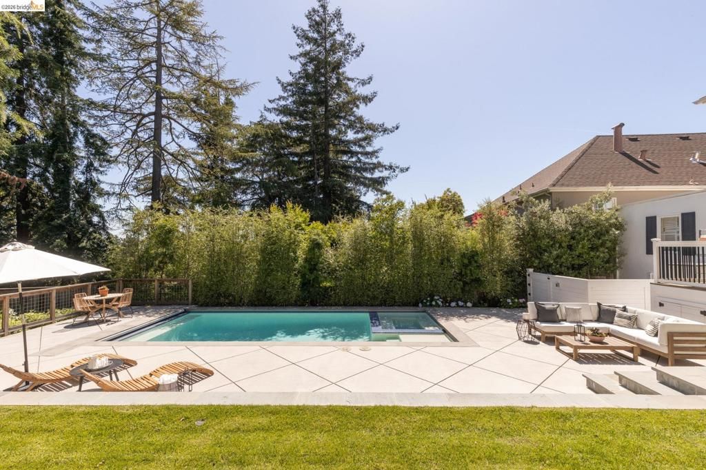 Image 43 of property listing at 1115 Clarendon Cres, Oakland, CA 94610