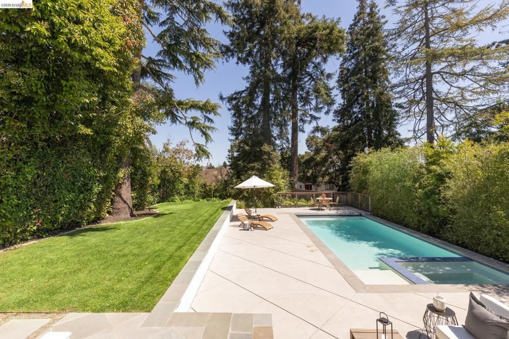 Image 44 of property listing at 1115 Clarendon Cres, Oakland, CA 94610