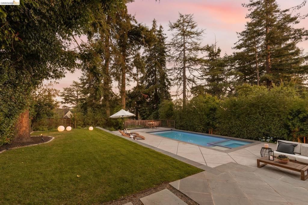 Image 58 of property listing at 1115 Clarendon Cres, Oakland, CA 94610