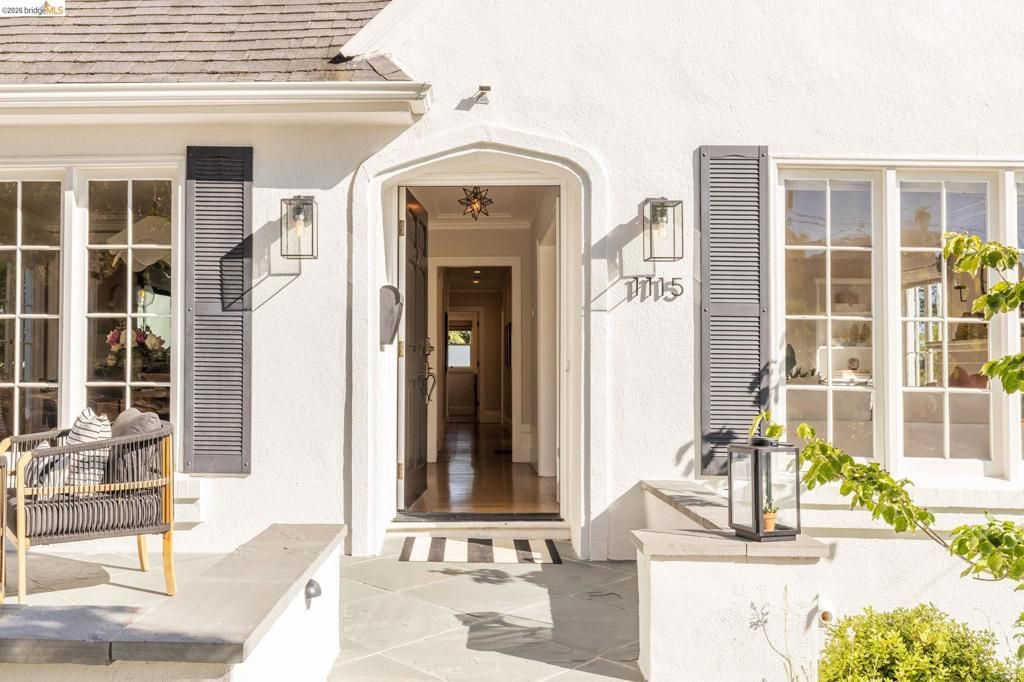 Image 6 of property listing at 1115 Clarendon Cres, Oakland, CA 94610