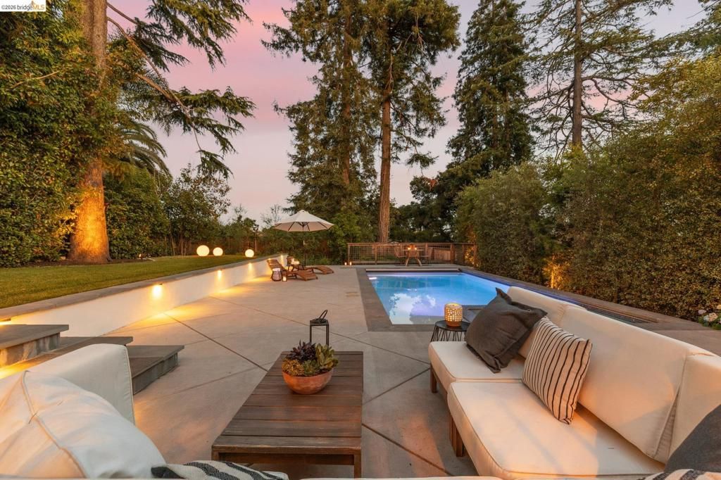 Image 60 of property listing at 1115 Clarendon Cres, Oakland, CA 94610