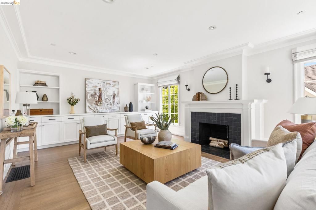 Image 9 of property listing at 1115 Clarendon Cres, Oakland, CA 94610