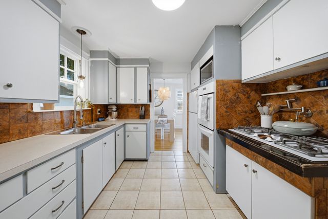 283 Longhill Ave, Somerset, MA 02726
