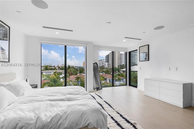 3228 NE 7th St, Pompano Beach, FL 33062