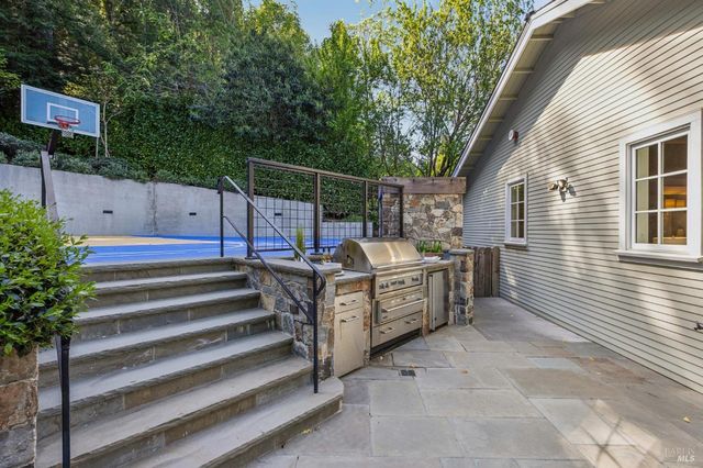 3 Piedmont Rd, Larkspur, CA 94939