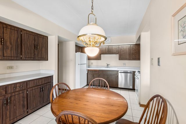 4716 W 106th Place 2B, Oak Lawn, IL 60453