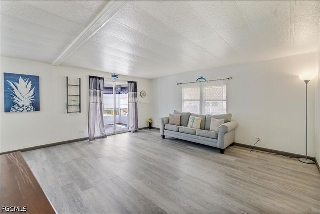 952 Days LN, North Fort Myers, FL 33917