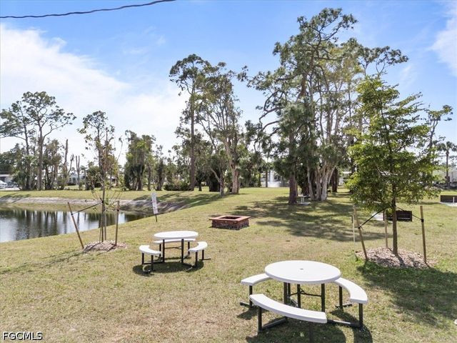 952 Days LN, North Fort Myers, FL 33917
