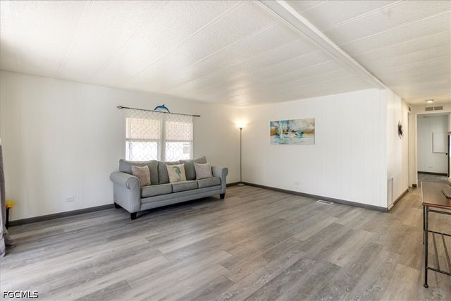 952 Days LN, North Fort Myers, FL 33917