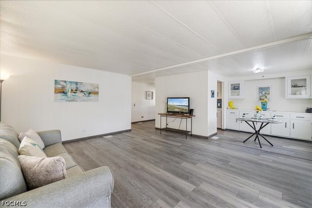 952 Days LN, North Fort Myers, FL 33917