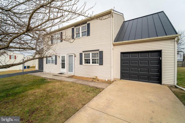 1640 BLUE JAY DR, Dover, PA 17315