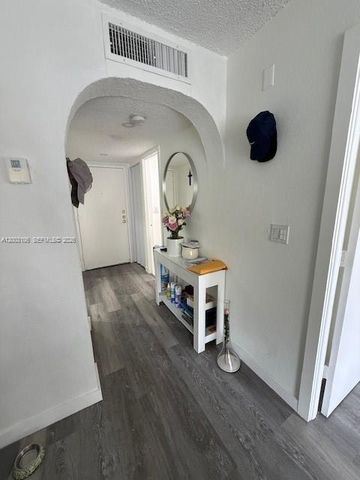 9350 Fontainebleau Blvd 413, Miami, FL 33172