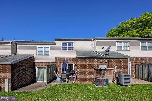 1309 BLUE JAY DR, Lancaster, PA 17601