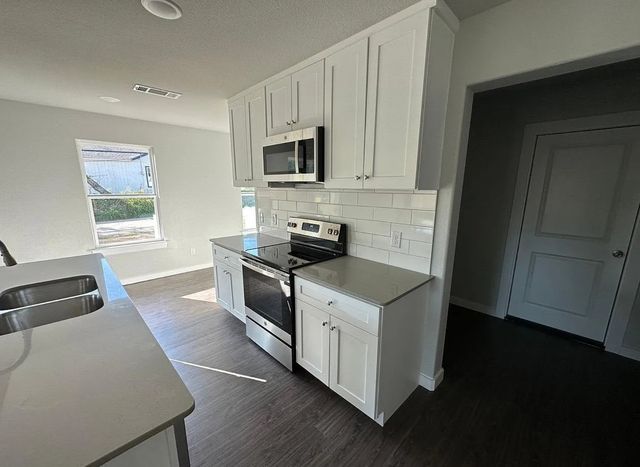 1700 E Powell Avenue, Fort Worth, TX 76104