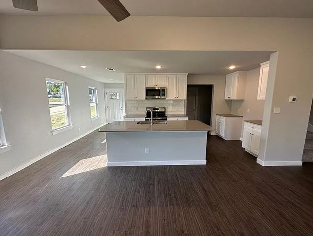 1700 E Powell Avenue, Fort Worth, TX 76104