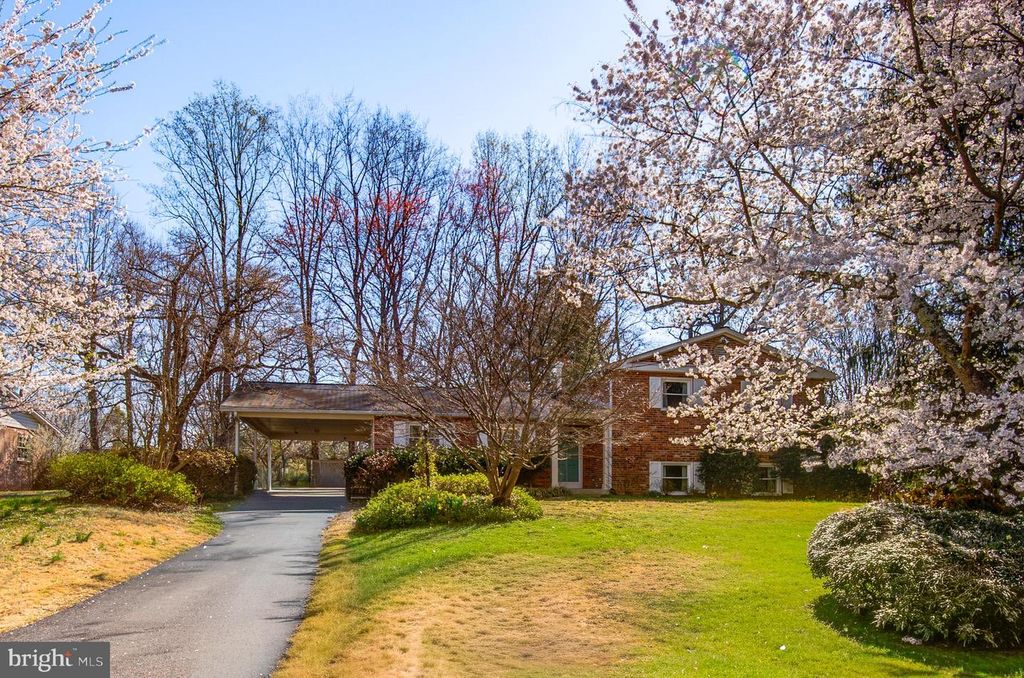 8805 HONEYBEE LN, Bethesda, MD 20817