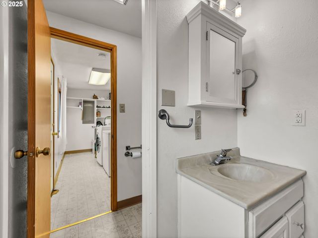 1205 49TH St, Seaview, WA 98644