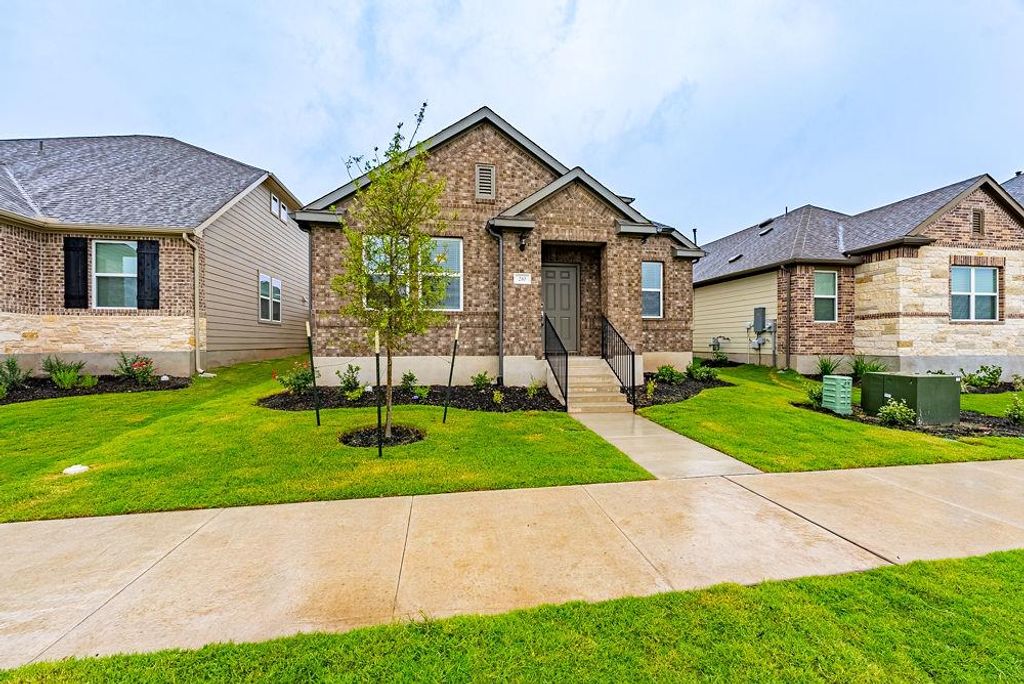 210 Flowers Ave, Hutto, TX 78634