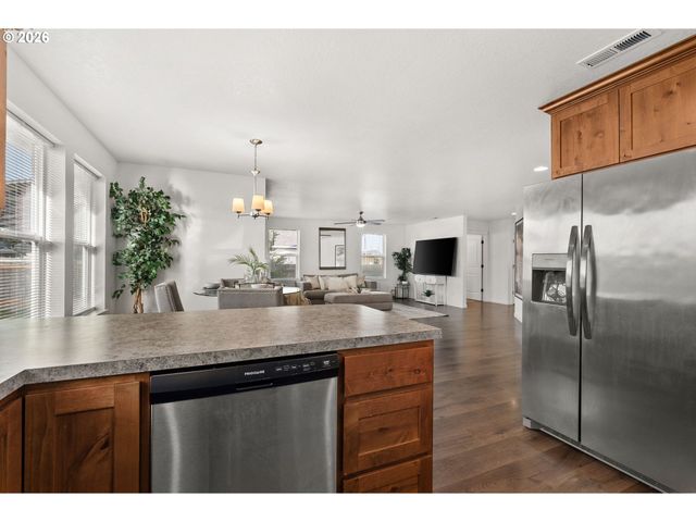 405 CARDINAL Ave, Winlock, WA 98596