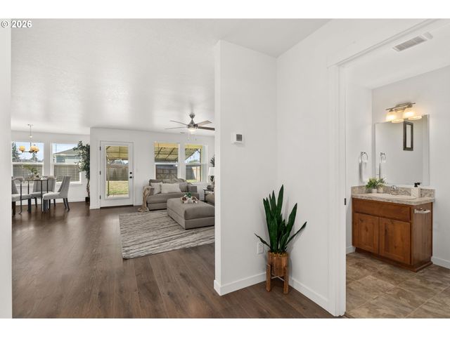 405 CARDINAL Ave, Winlock, WA 98596