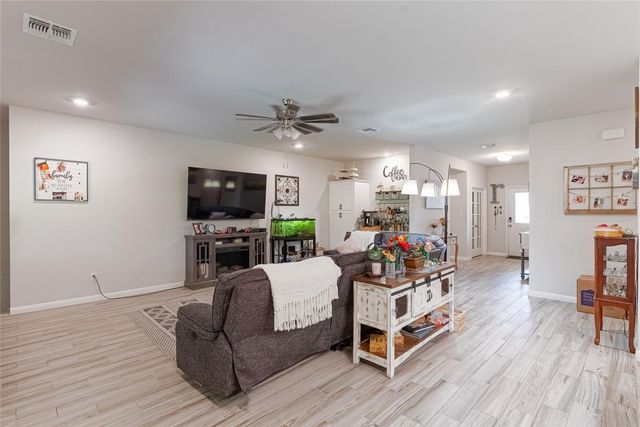 176 Tom Kite DR, Burnet, TX 78611