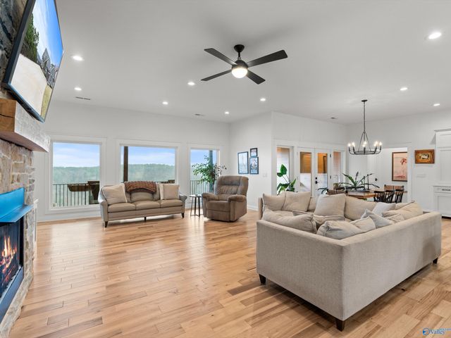 498 Ridgefield Circle, Guntersville, AL 35976