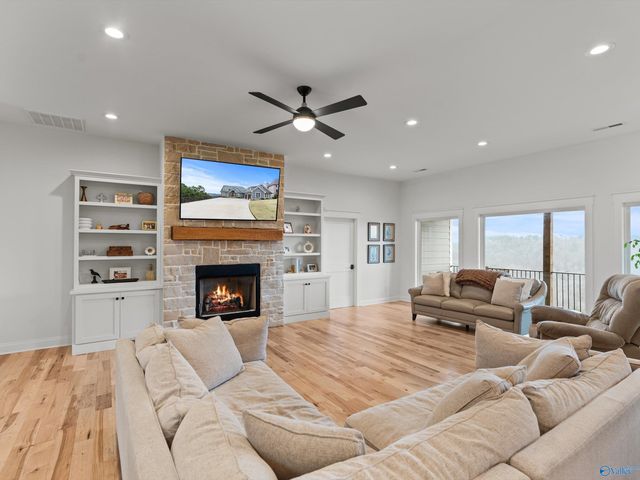 498 Ridgefield Circle, Guntersville, AL 35976