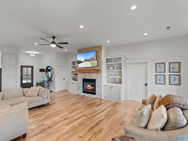 498 Ridgefield Circle, Guntersville, AL 35976