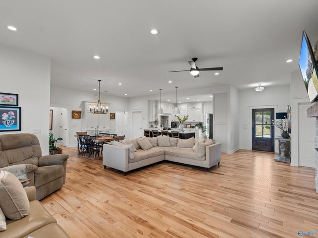 498 Ridgefield Circle, Guntersville, AL 35976