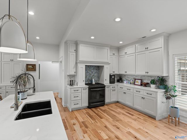 498 Ridgefield Circle, Guntersville, AL 35976