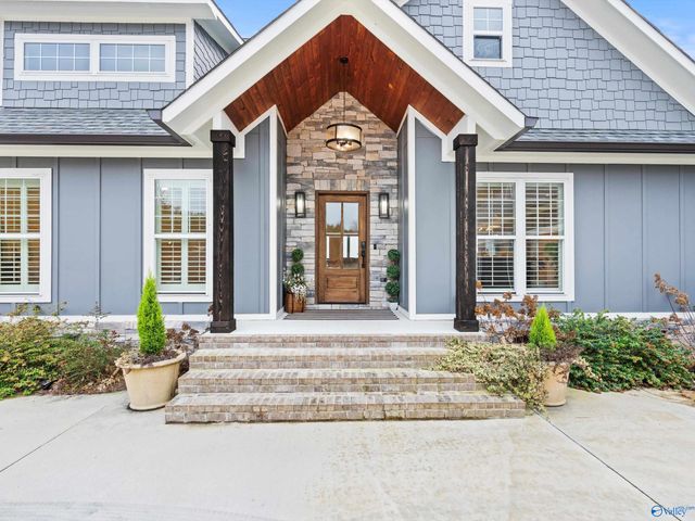 498 Ridgefield Circle, Guntersville, AL 35976