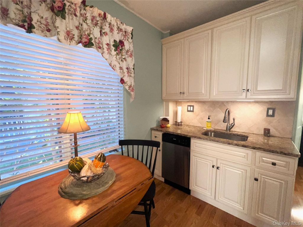 8 Saint Nicholas Street, Lynbrook, NY 11563 — photo 4