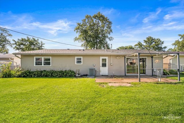 1194 Windsor Lane, Hanover Park, IL 60133