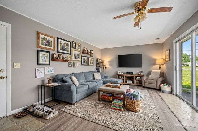 1194 Windsor Lane, Hanover Park, IL 60133