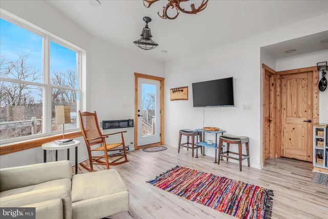 288 BLUMB LN, Great Cacapon, WV 25422