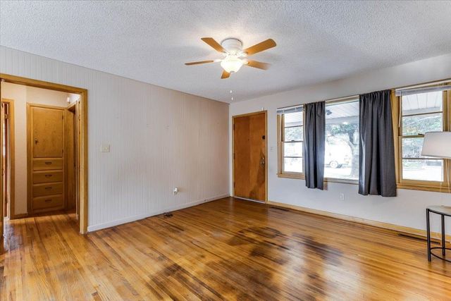 2834 S Laura St, Wichita, KS 67216