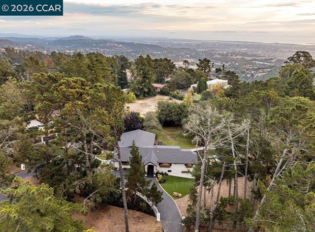 13555 Skyline Blvd, Oakland, CA 94619