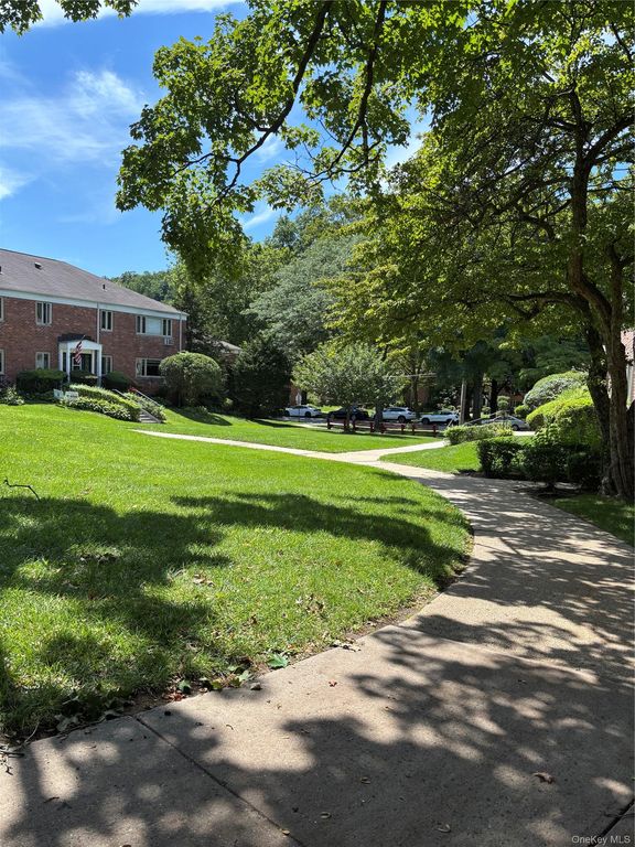 40 Lawrence Drive D, White Plains, NY 10603 — photo 2
