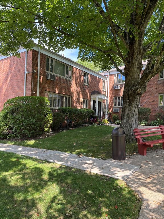 40 Lawrence Drive D, White Plains, NY 10603 — photo 3