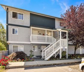 8823 Holly Drive #M206, Everett, WA 98208