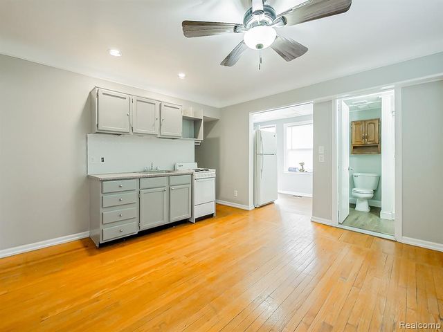 3170 Dixie Highway D, Waterford, MI 48328