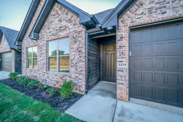 1429 Page Valley Cir, Longview, TX 75601