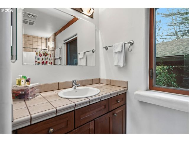 13537 FIELDING Rd, Lake Oswego, OR 97034