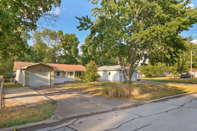 1533 E Broadmoor Street, Springfield, MO 65804
