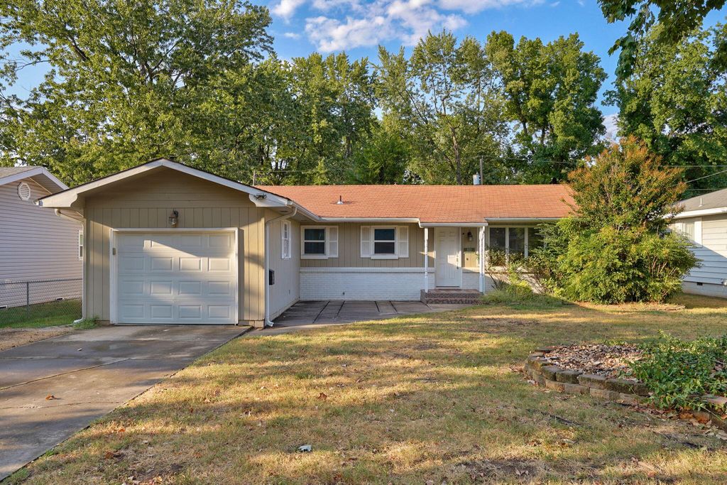 1533 E Broadmoor Street, Springfield, MO 65804