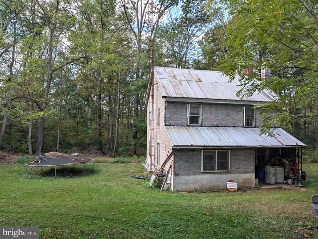 340 S LAKE RD, Spring Grove, PA 17362