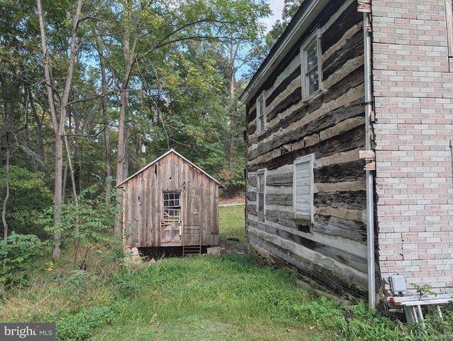 340 S LAKE RD, Spring Grove, PA 17362