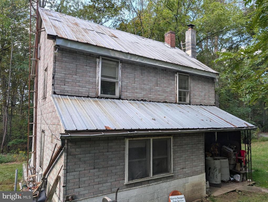 340 S LAKE RD, Spring Grove, PA 17362