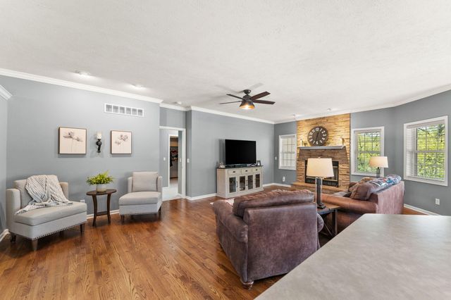 889 Clearwater Cove W, Crown Point, IN 46307